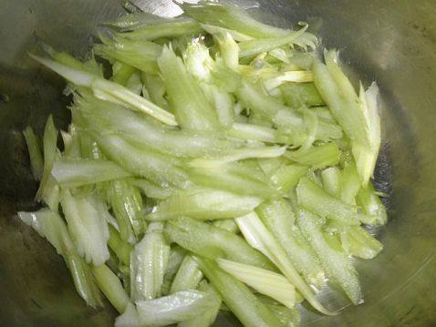 银鱼炒芹菜步骤2