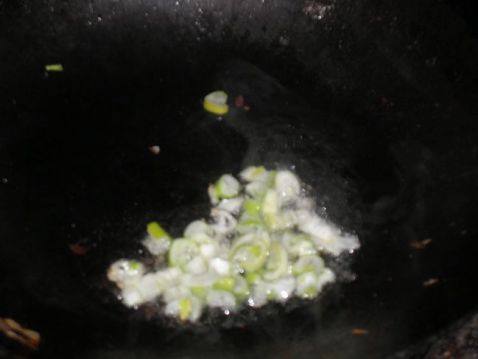银鱼炒芹菜步骤4
