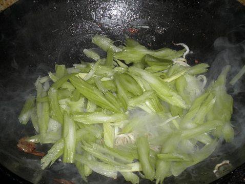 银鱼炒芹菜步骤6