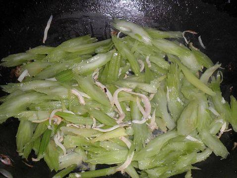 银鱼炒芹菜步骤7
