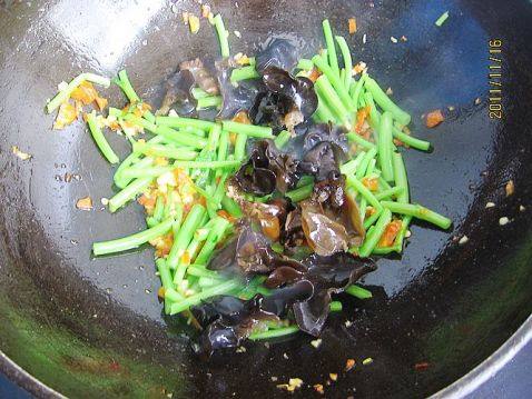 剁椒茼蒿炒木耳步骤5