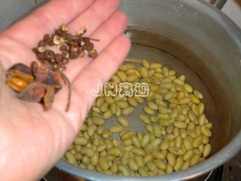 双仁秋耳拌西芹步骤4
