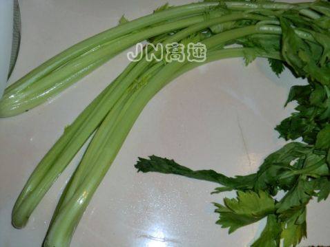 双仁秋耳拌西芹步骤7