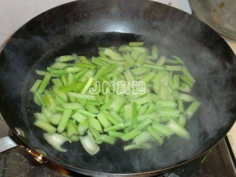 双仁秋耳拌西芹步骤9