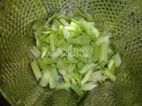双仁秋耳拌西芹步骤8