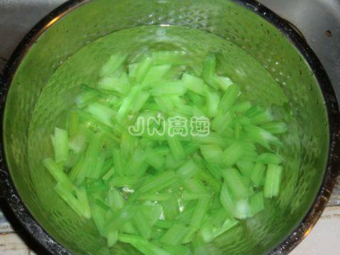 双仁秋耳拌西芹步骤11
