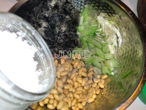 双仁秋耳拌西芹步骤17