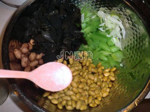 双仁秋耳拌西芹步骤15