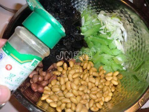 双仁秋耳拌西芹步骤16