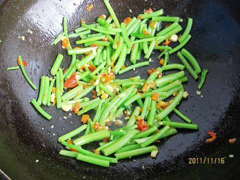 剁椒茼蒿炒豆腐步骤7
