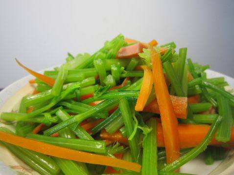 鲜拌芹菜火腿丝步骤5