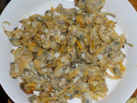 贝肉炒芹菜粒步骤1