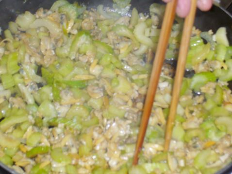 贝肉炒芹菜粒步骤6