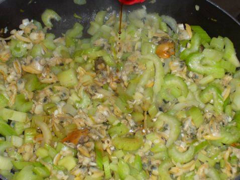 贝肉炒芹菜粒步骤7