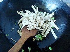 芹菜炒多味干步骤5