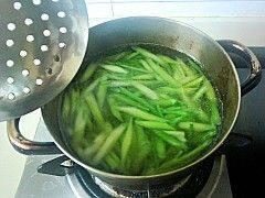 芹菜炒多味干步骤3