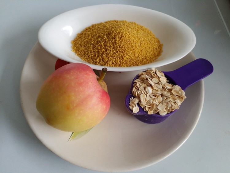 小米燕麦片苹果粥步骤1