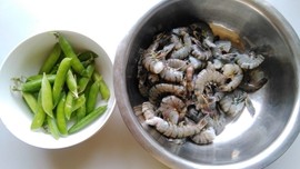 甜豆虾仁步骤1
