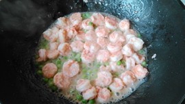 甜豆虾仁步骤9