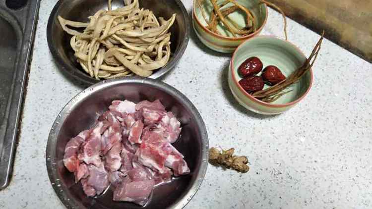 滋补排骨汤步骤1