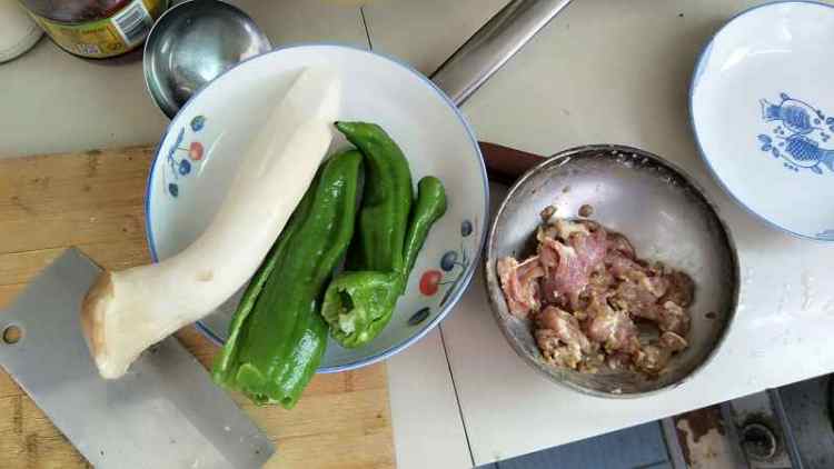 青椒杏鲍菇炒肉步骤1