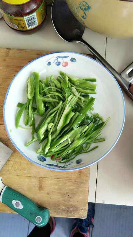青椒杏鲍菇炒肉步骤2
