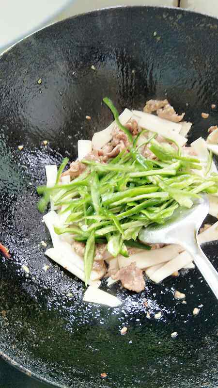青椒杏鲍菇炒肉步骤9