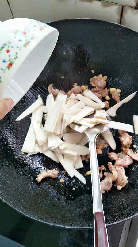 青椒杏鲍菇炒肉步骤8