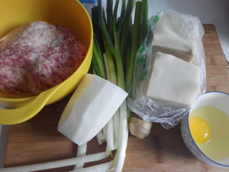 白萝卜鲜肉水饺步骤1