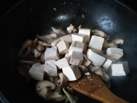 菌菇烧豆腐#本味家乡步骤6