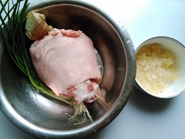 冰糖炖蹄髈#本味家乡步骤1