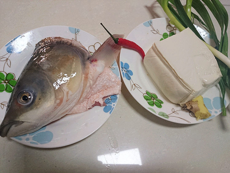 鱼头煮豆腐步骤1