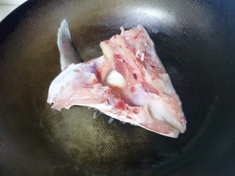 鱼头煮豆腐步骤5