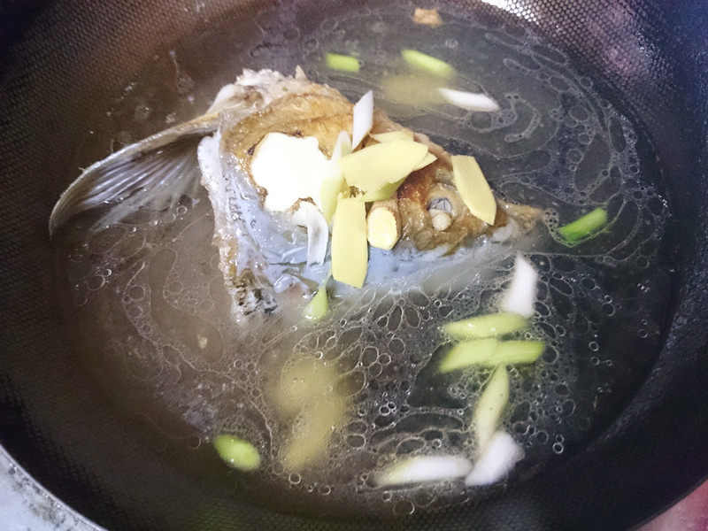 鱼头煮豆腐步骤7