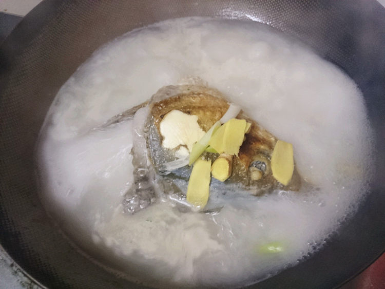 鱼头煮豆腐步骤8