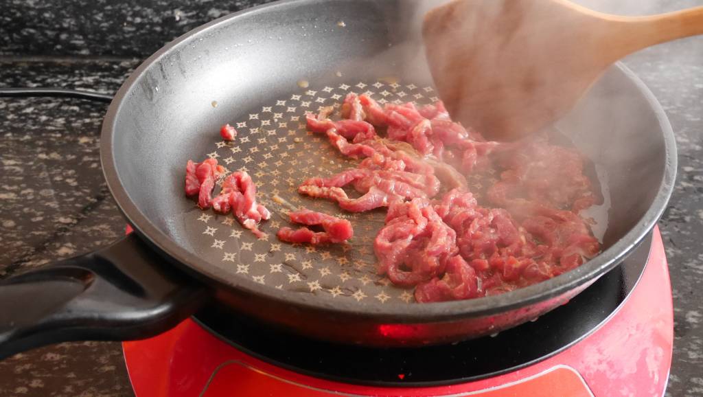 快手菜：香菜笋丝牛肉步骤8
