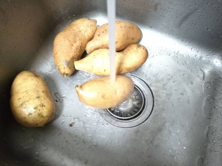 烤沙地红薯步骤1
