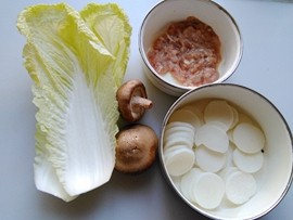 白菜肉丝年糕汤步骤1