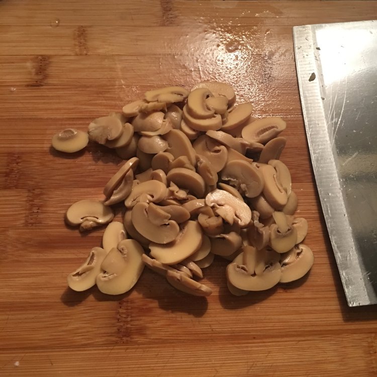 口蘑炒肉步骤1