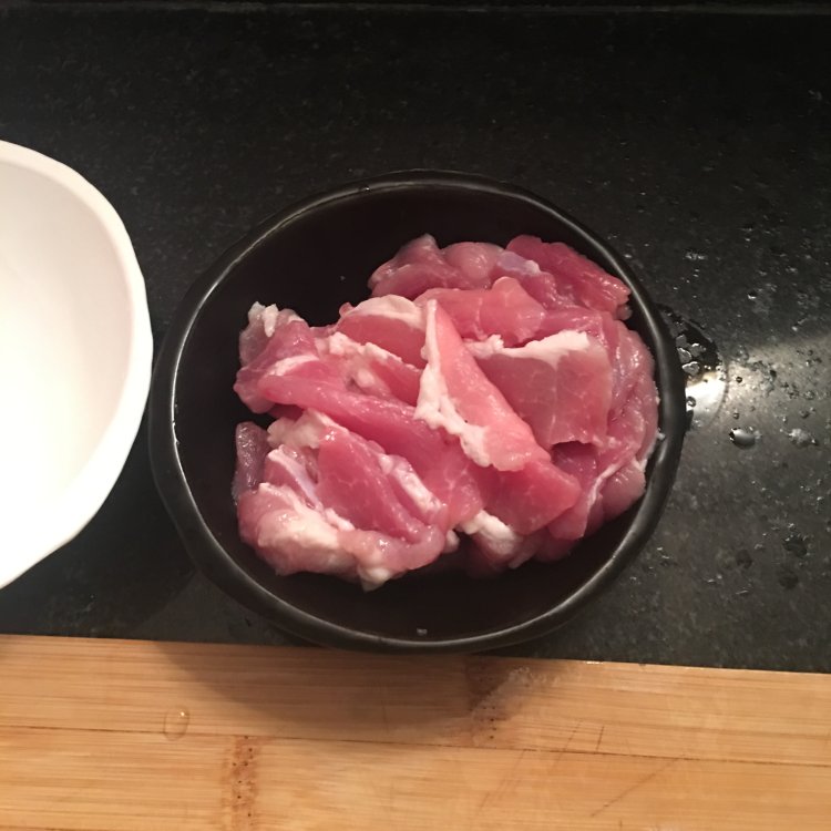 口蘑炒肉步骤2