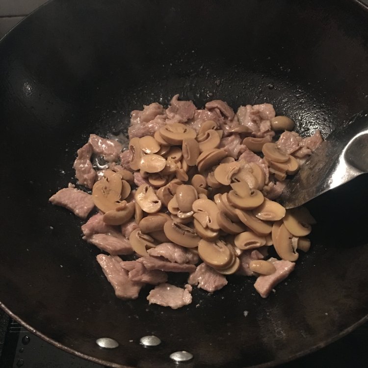 口蘑炒肉步骤5