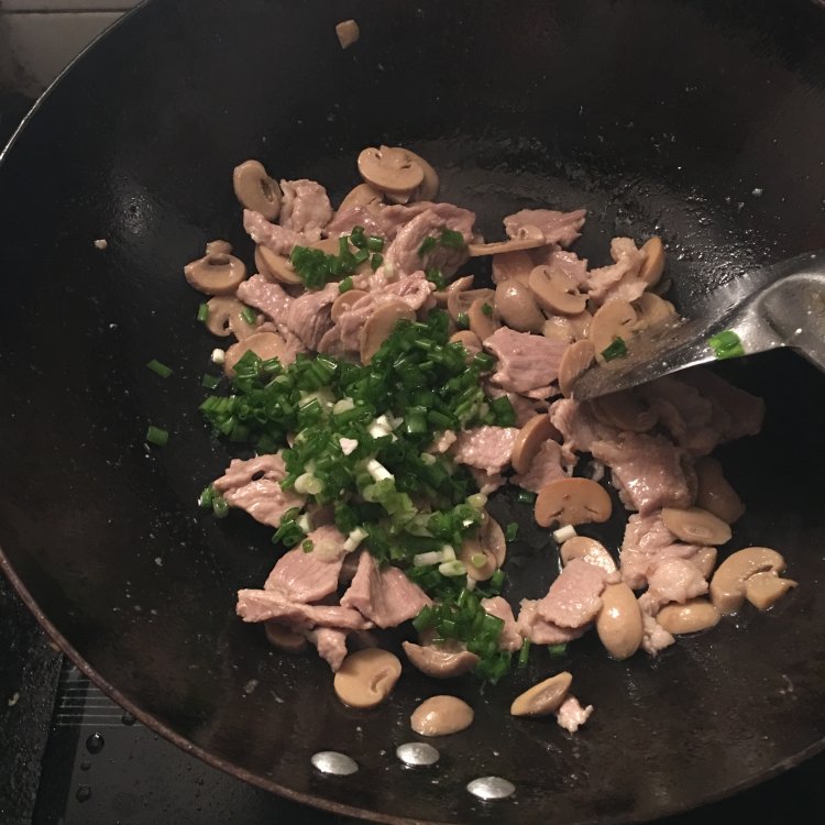 口蘑炒肉步骤6