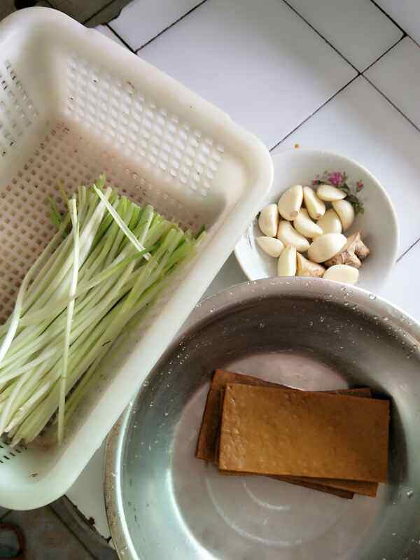 韭黄炒豆腐干步骤1
