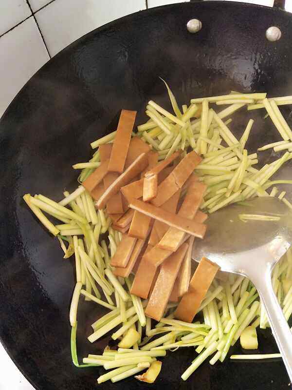 韭黄炒豆腐干步骤8