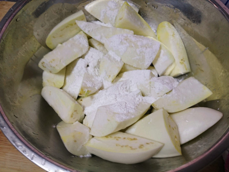 白茄子烧红姜豆步骤3