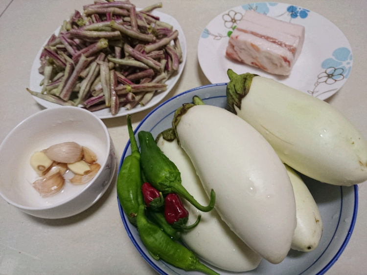 白茄子烧红姜豆步骤1