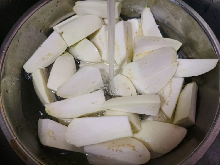 白茄子烧红姜豆步骤2