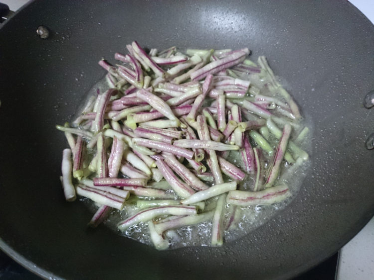 白茄子烧红姜豆步骤9