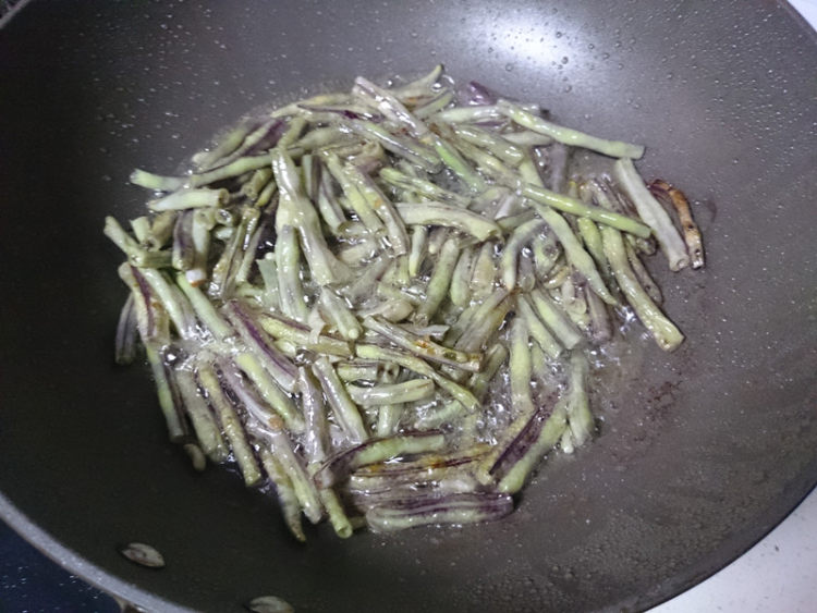 白茄子烧红姜豆步骤10