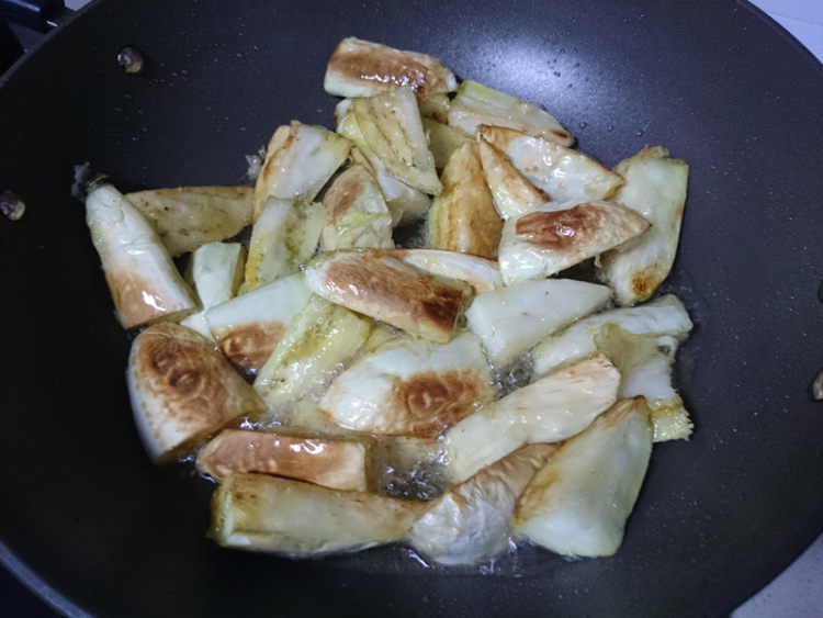 白茄子烧红姜豆步骤8